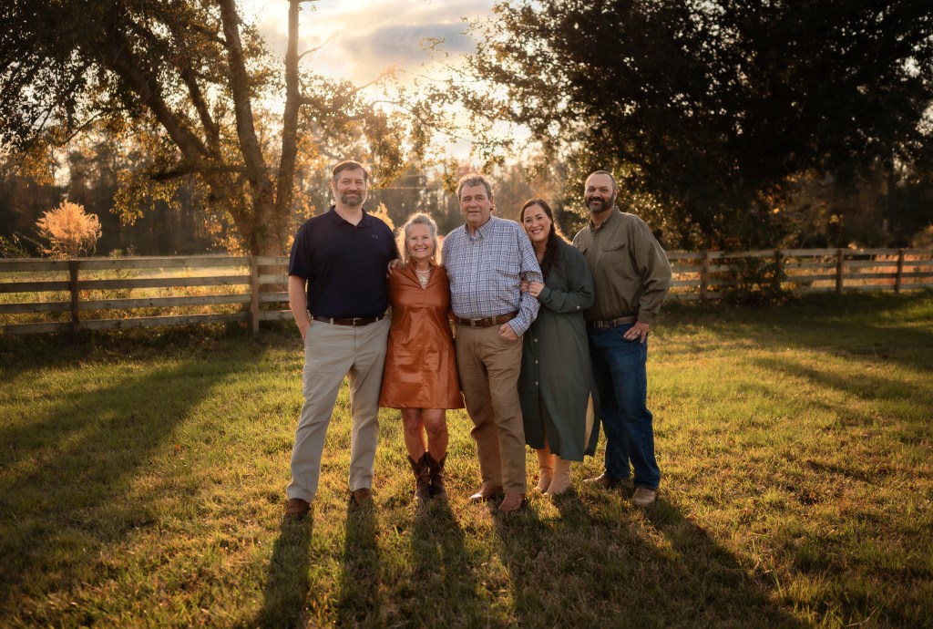 extended family photo session on a rustic farm
